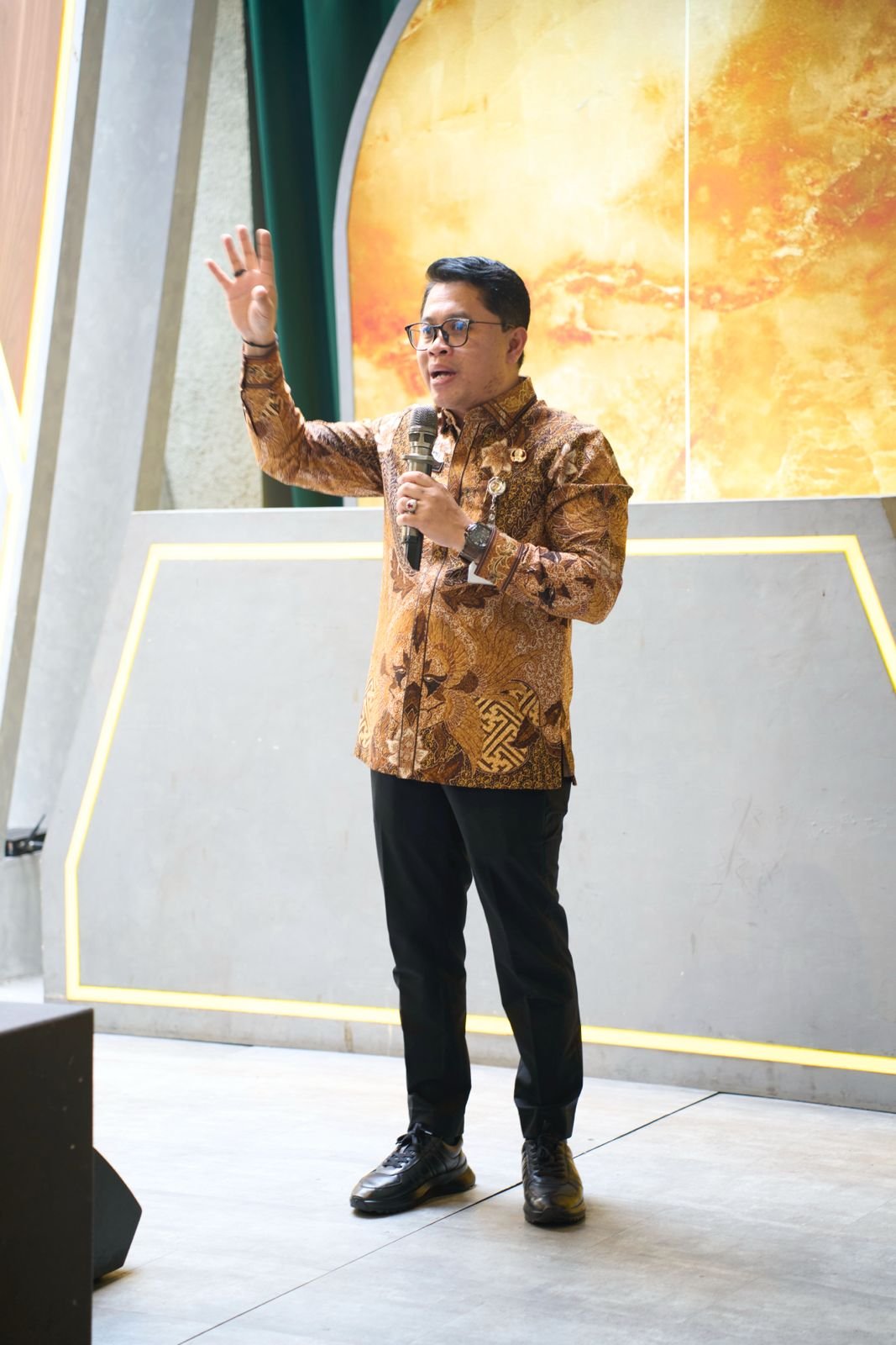 Wali Kota Magelang membuka Magelang AI Expo 2026 di Lokal Folk Cafe