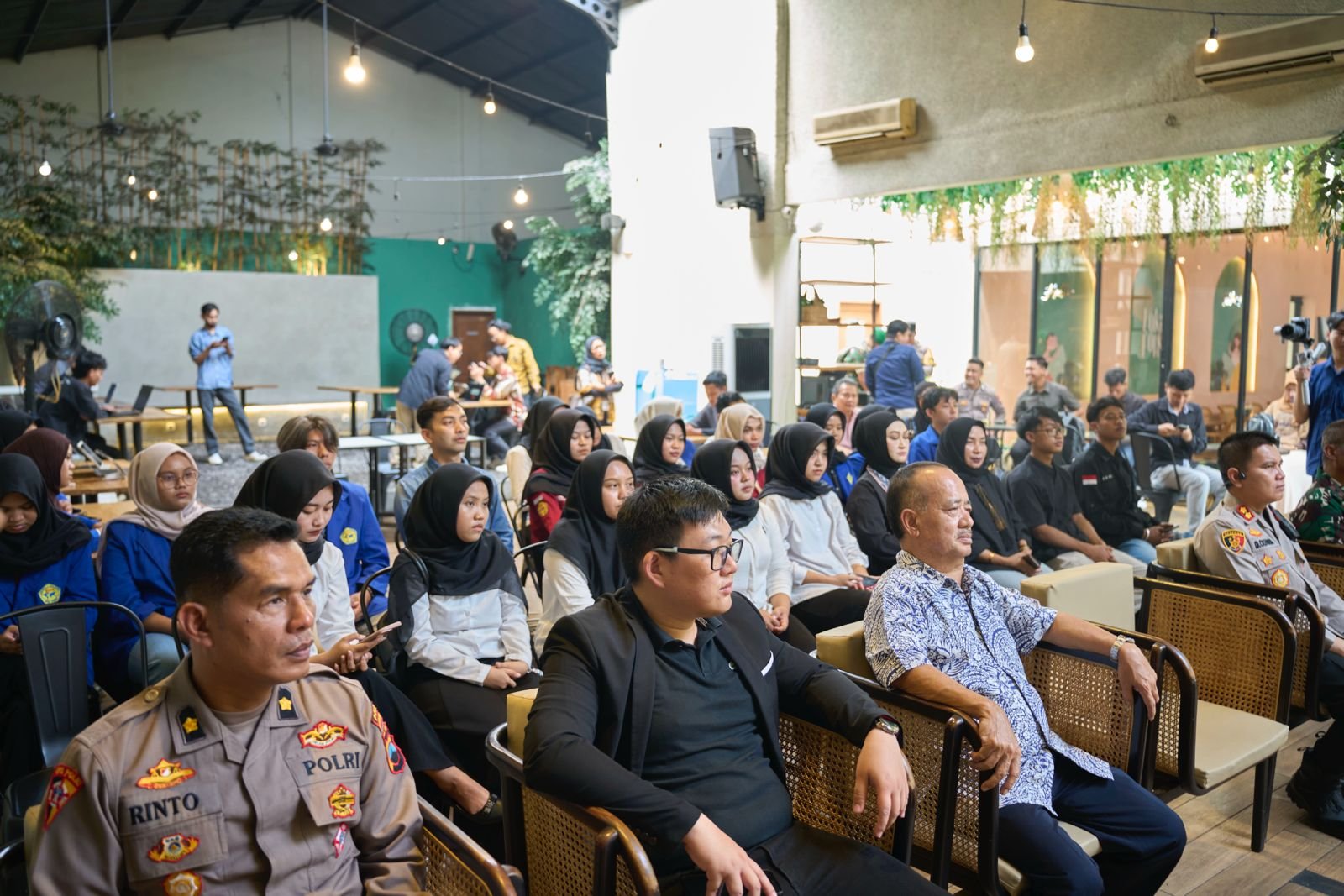 Peserta mengikuti kegiatan Magelang AI Expo 2026 di Lokal Folk Cafe