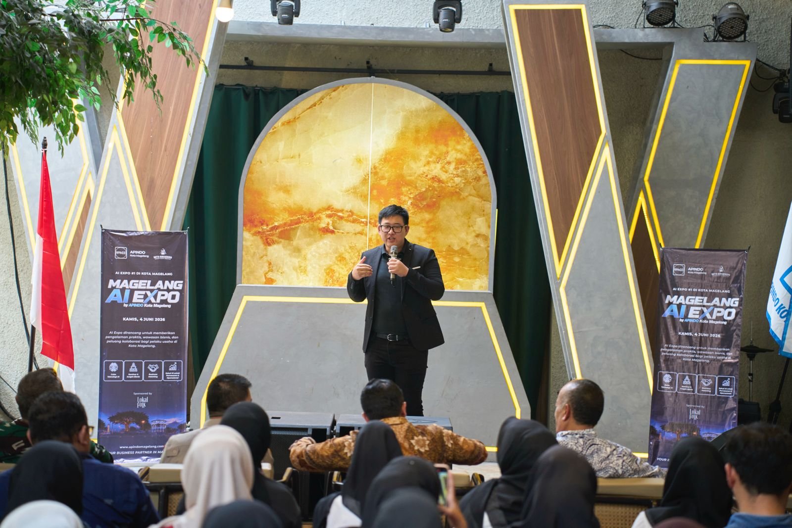 Yohanes Santoso menyampaikan wawasan tentang penggunaan AI bagi kota dan masa depan teknologi digital